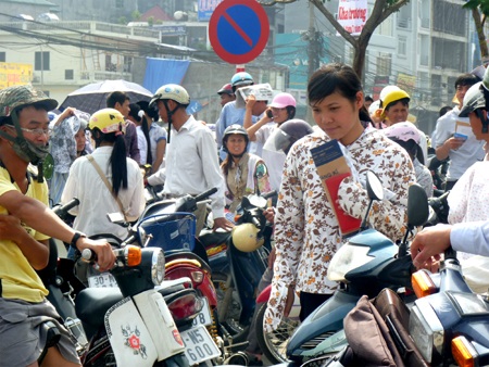 Thí sinh đội nắng đến làm thủ tục dự thi - 9 Thí sinh đội nắng đến làm thủ tục dự thi - 9