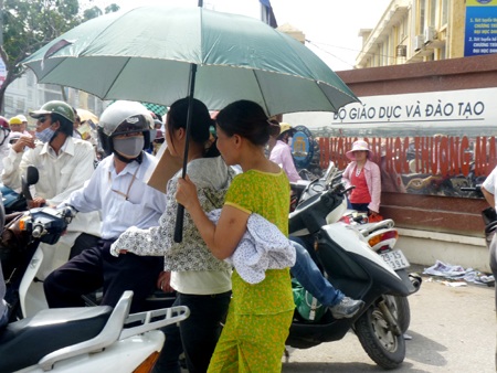 Thí sinh đội nắng đến làm thủ tục dự thi - 10