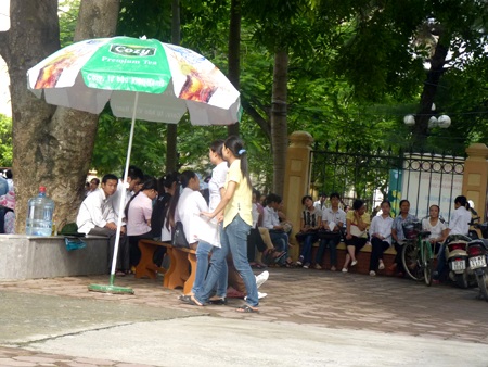 Thí sinh đội nắng đến làm thủ tục dự thi - 11 Thí sinh đội nắng đến làm thủ tục dự thi - 11