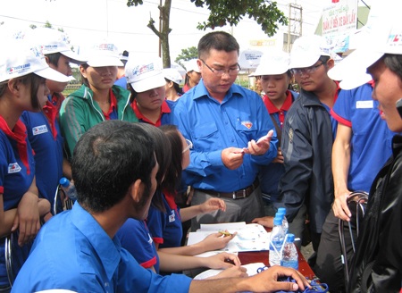 Thí sinh đội nắng đến làm thủ tục dự thi - 19