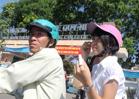 Thí sinh đội nắng đến làm thủ tục dự thi - 21 Thí sinh đội nắng đến làm thủ tục dự thi - 21