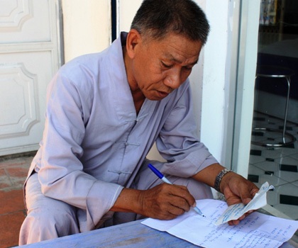 Khánh Hòa: Bỏ tiền túi thuê xe đưa đón thí sinh - 1