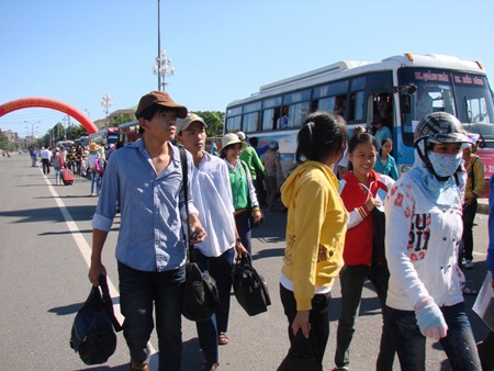 Quảng Ngãi: Đưa gần 1.500 thí sinh nghèo đi thi miễn phí - 1