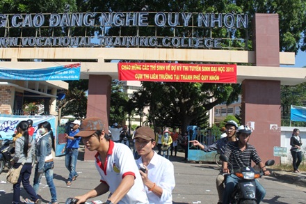 Thí sinh đội nắng đến làm thủ tục dự thi - 22 Thí sinh đội nắng đến làm thủ tục dự thi - 22