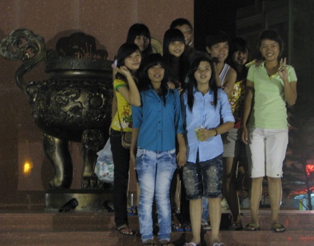 Sĩ tử kéo nhau xuống bến Ninh Kiều thư giãn trước “giờ G” - 3 Sĩ tử kéo nhau xuống bến Ninh Kiều thư giãn trước “giờ G” - 3