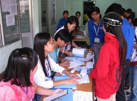 Tình nguyện viên hoạt động hết công suất vì sĩ tử - 4 Tình nguyện viên hoạt động hết công suất vì sĩ tử - 4