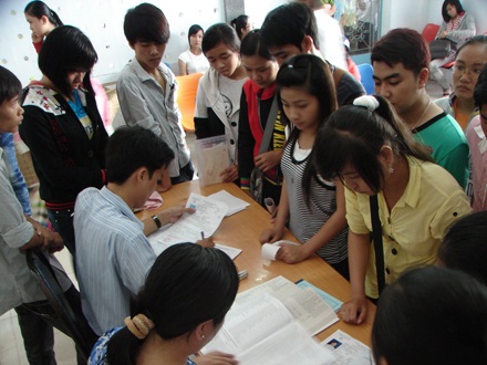 Thí sinh đội nắng đến làm thủ tục dự thi - 17 Thí sinh đội nắng đến làm thủ tục dự thi - 17