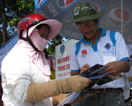 Tình nguyện viên hoạt động hết công suất vì sĩ tử - 2 Tình nguyện viên hoạt động hết công suất vì sĩ tử - 2