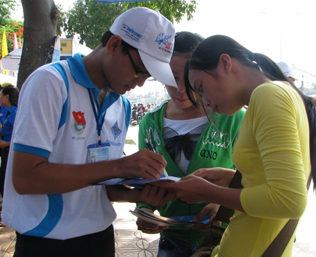 Tình nguyện viên hoạt động hết công suất vì sĩ tử - 1 Tình nguyện viên hoạt động hết công suất vì sĩ tử - 1