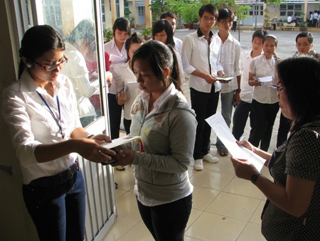 Thí sinh hoàn thành môn thi đầu tiên - 11