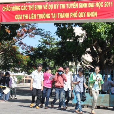 Thí sinh đội nắng đến làm thủ tục dự thi - 20 Thí sinh đội nắng đến làm thủ tục dự thi - 20