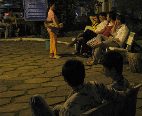 Sĩ tử kéo nhau xuống bến Ninh Kiều thư giãn trước “giờ G” - 1 Sĩ tử kéo nhau xuống bến Ninh Kiều thư giãn trước “giờ G” - 1