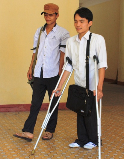 Sĩ tử nhà nghèo chống nạng đi thi ĐH - 1 Sĩ tử nhà nghèo chống nạng đi thi ĐH - 1