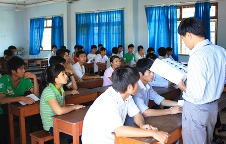 Thí sinh đội nắng đến làm thủ tục dự thi - 18 Thí sinh đội nắng đến làm thủ tục dự thi - 18