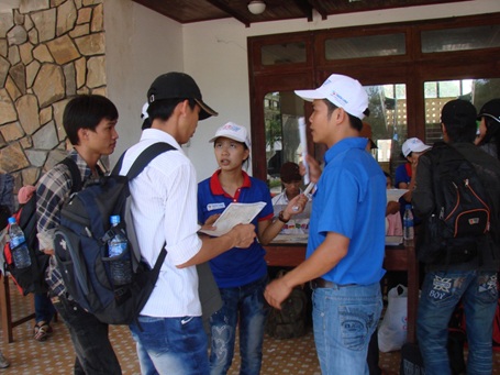 Tình nguyện viên hoạt động hết công suất vì sĩ tử - 7