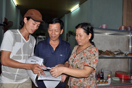 Chàng SV nghèo làm phu hồ kiếm tiền thuê phòng trọ cho sĩ tử - 2 Chàng SV nghèo làm phu hồ kiếm tiền thuê phòng trọ cho sĩ tử - 2
