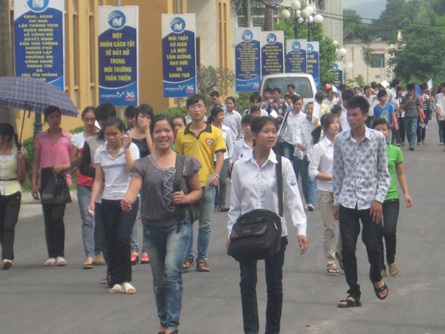 Thí sinh làm thủ tục dự thi đợt 2 trong tiết trời mát mẻ - 10