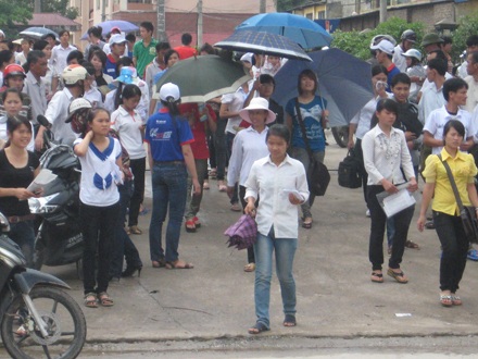 Thí sinh đội nắng đến làm thủ tục dự thi - 16 Thí sinh đội nắng đến làm thủ tục dự thi - 16