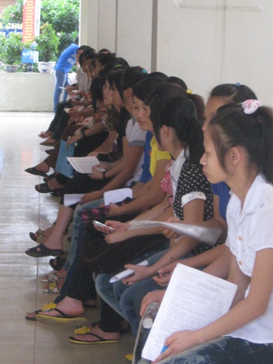 Thí sinh làm thủ tục dự thi đợt 2 trong tiết trời mát mẻ - 4