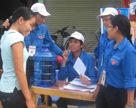 Tình nguyện viên hoạt động hết công suất vì sĩ tử - 13 Tình nguyện viên hoạt động hết công suất vì sĩ tử - 13
