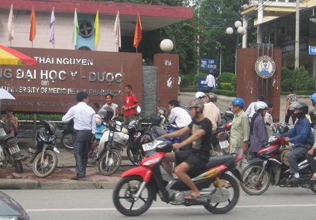 Thí sinh đội nắng đến làm thủ tục dự thi - 15