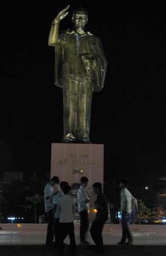 Sĩ tử kéo nhau xuống bến Ninh Kiều thư giãn trước “giờ G” - 2 Sĩ tử kéo nhau xuống bến Ninh Kiều thư giãn trước “giờ G” - 2