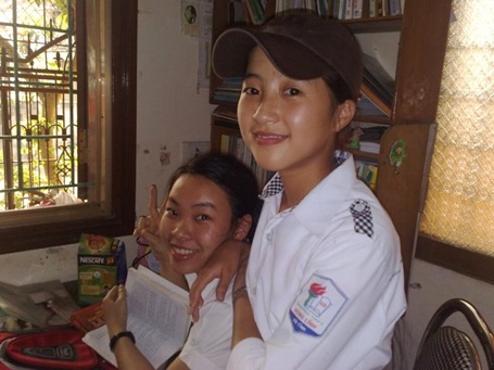 Cô thủ khoa giỏi làm kẹo Cu Đơ - 1 Cô thủ khoa giỏi làm kẹo Cu Đơ - 1
