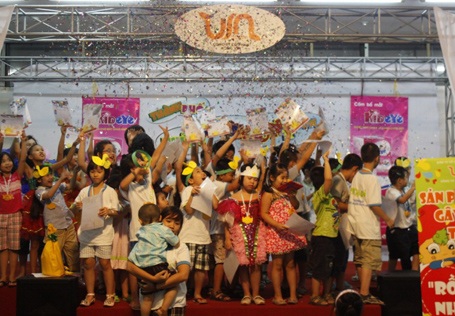 Các “công dân nhí” gây quỹ từ thiện “Rồng Vin nhân ái” - 1