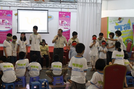 Các “công dân nhí” gây quỹ từ thiện “Rồng Vin nhân ái” - 7