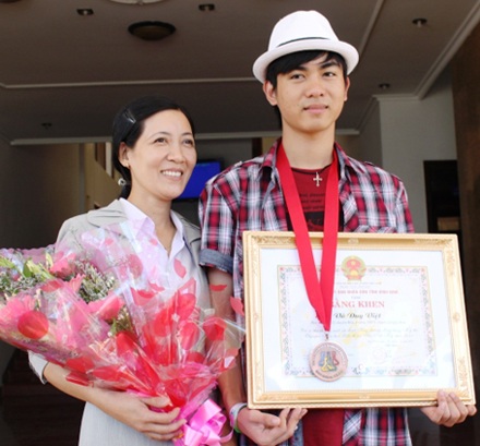 Bình Định thưởng 5 triệu đồng cho học sinh đoạt HCĐ Olympic Hóa học quốc tế - 2 Bình Định thưởng 5 triệu đồng cho học sinh đoạt HCĐ Olympic Hóa học quốc tế - 2