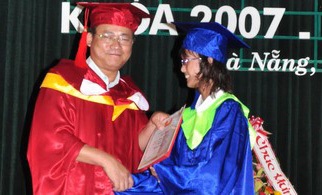 “Cô gái da cam” tốt nghiệp ĐH loại giỏi - 1 “Cô gái da cam” tốt nghiệp ĐH loại giỏi - 1