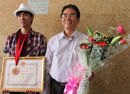 Bình Định thưởng 5 triệu đồng cho học sinh đoạt HCĐ Olympic Hóa học quốc tế - 1 Bình Định thưởng 5 triệu đồng cho học sinh đoạt HCĐ Olympic Hóa học quốc tế - 1