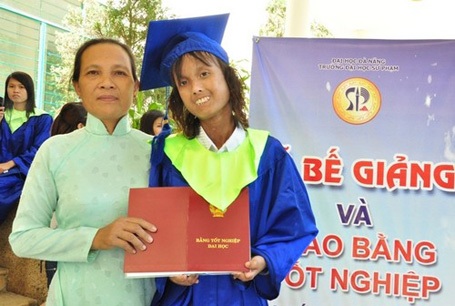 “Cô gái da cam” tốt nghiệp ĐH loại giỏi - 2