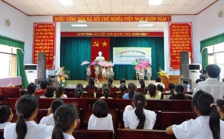 Kon Tum: Trao học bổng, tặng quà cho 100 học sinh nghèo - 1