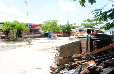 Trường chờ sập nơi cửa biển Cà Mau - 1
