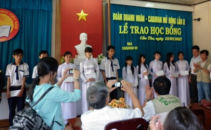 Cần Thơ: Trao 50 suất học bổng cho các học sinh nghèo bậc THPT - 1