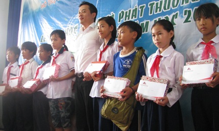 Cần Thơ: Trao 178 suất học bổng cho học sinh nghèo - 1 Cần Thơ: Trao 178 suất học bổng cho học sinh nghèo - 1