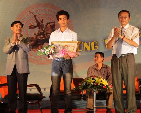 Bình Định tôn vinh những tấm gương hiếu học - 1