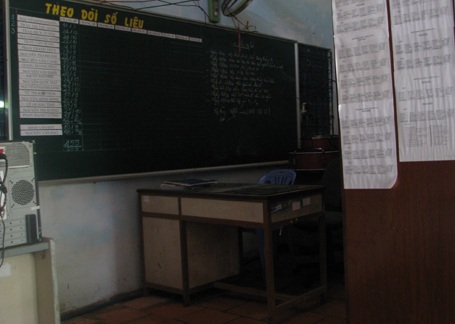 Trường không có phòng vệ sinh, thầy trò phải nhờ nhà người dân - 4 Trường không có phòng vệ sinh, thầy trò phải nhờ nhà người dân - 4