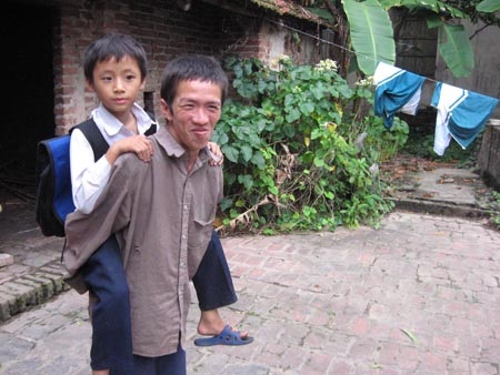 Bố tâm thần vẫn cần mẫn cõng con tới trường  - 1
