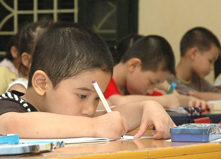 Ngực lép, lưng gù... vì bàn học - 1