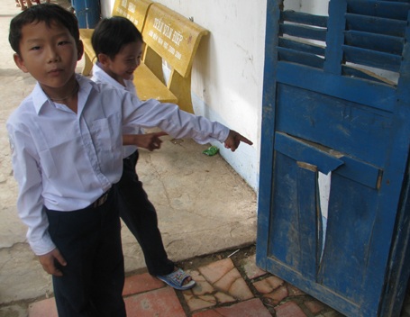 Trường không có phòng vệ sinh, thầy trò phải nhờ nhà người dân - 3 Trường không có phòng vệ sinh, thầy trò phải nhờ nhà người dân - 3