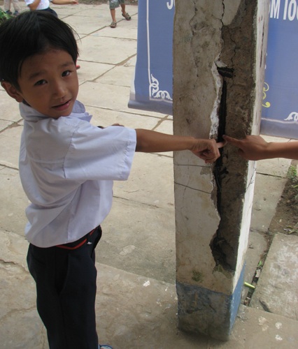 Trường không có phòng vệ sinh, thầy trò phải nhờ nhà người dân - 2 Trường không có phòng vệ sinh, thầy trò phải nhờ nhà người dân - 2