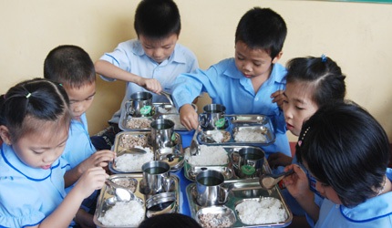 Phụ huynh phản đối khi nhà trường cho HS ăn cơm hộp - 1 Phụ huynh phản đối khi nhà trường cho HS ăn cơm hộp - 1