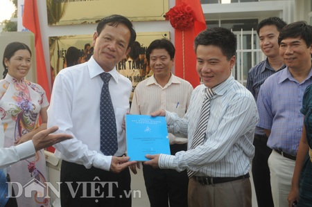 Hé lộ món quà GS Ngô Bảo Châu tặng ông Đào Hồng Tuyển - 1 Hé lộ món quà GS Ngô Bảo Châu tặng ông Đào Hồng Tuyển - 1
