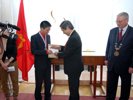 Tuyên dương tài năng toán học trẻ Lê Anh Dũng tại Việt Nam - 2 Tuyên dương tài năng toán học trẻ Lê Anh Dũng tại Việt Nam - 2