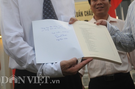 Hé lộ món quà GS Ngô Bảo Châu tặng ông Đào Hồng Tuyển - 2 Hé lộ món quà GS Ngô Bảo Châu tặng ông Đào Hồng Tuyển - 2