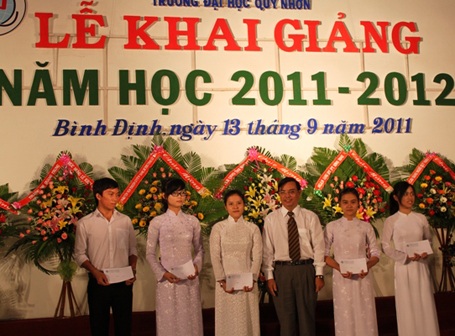 ĐH Quy Nhơn trao học bổng cho 5 tân SV - 1