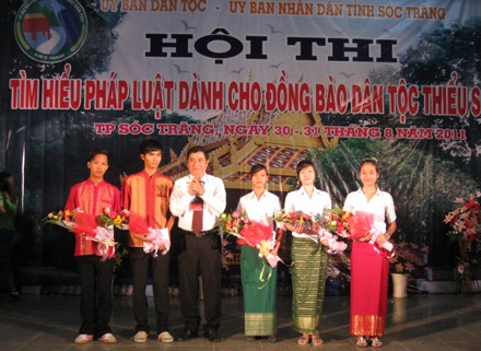 Ủy ban Dân tộc trao học bổng cho học sinh Trường DTNT Huỳnh Cương - 1 Ủy ban Dân tộc trao học bổng cho học sinh Trường DTNT Huỳnh Cương - 1