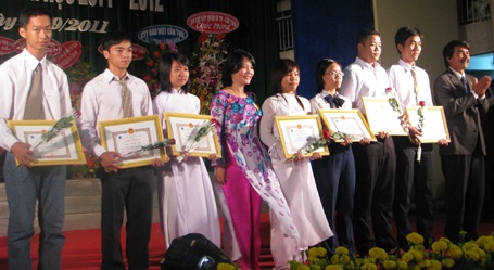 ĐH Cần Thơ khen thưởng sinh viên nhân dịp đầu năm học mới - 1 ĐH Cần Thơ khen thưởng sinh viên nhân dịp đầu năm học mới - 1